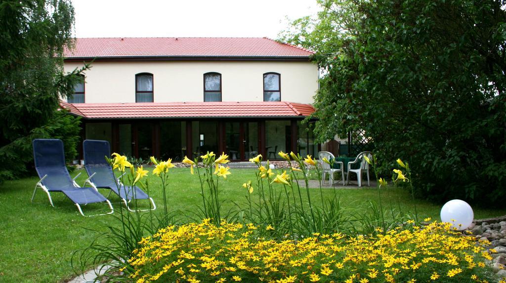 Hotel Landhaus Heinrichshof Jüterbog Exterior foto